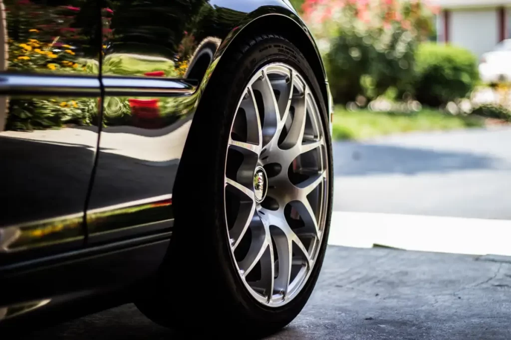 Tips para evitar que se te dañen los neumáticos del coche