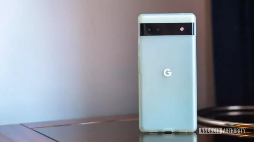 Una nueva patente muestra el teléfono plegable de Google con una cámara montada en el bisel.
